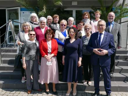 Członkowie Klubu Seniora z siedzibą w Drogomyślu - zdjęcie grupowe