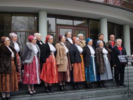 Choinka ze Strumienia przed kurią!