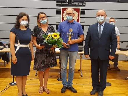 Wręczenie wyróżnienia dla Państwa Anny i Stanisława Gabzdyl