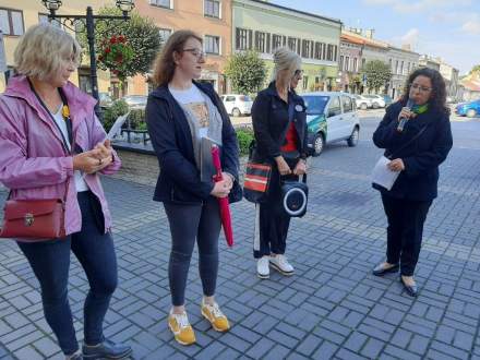 Spacer szlakiem kobiet po Strumieniu - rozpoczęcie pod ratuszem