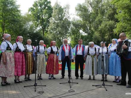 Występ Zespołu Regionalnego Strumień podczas Pikniku Rodzinnego