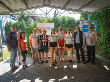 Rajd Rowerem po zdrowie - zdjęcie grupowe podczas zakończenia