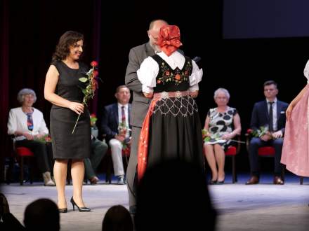 Pani Józefa Greń odbiera z rąk Burmistrz Strumienia i Przewodniczącego Rady Miejskiej w Strumieniu Srebrną Cieszyniankę