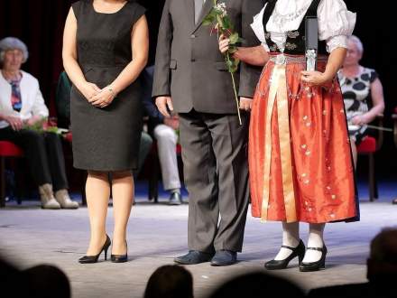 Pani Józefa Greń odbiera z rąk Burmistrz Strumienia i Przewodniczącego Rady Miejskiej w Strumieniu Srebrną Cieszyniankę