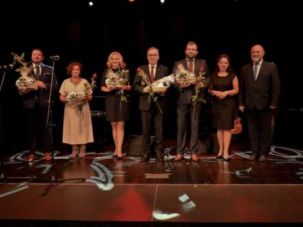 Zdjęcie grupowe z zaproszonymi gośćmi