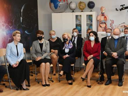 Goście uczestniczący w otwarciu pracowni