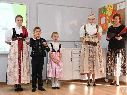 Otwarcie pracowni przyrodniczej w SP w Drogomyślu - powitanie gości