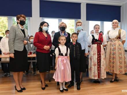 Zdjęcie grupowe podczas otwarcia pracowni w Drogomyślu