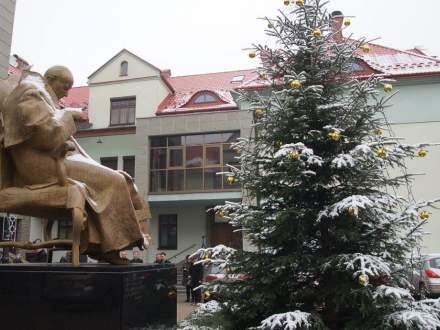Choinka ze Strumienia przed kurią!