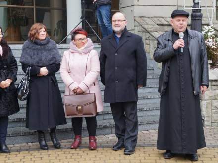 Choinka ze Strumienia przed kurią!