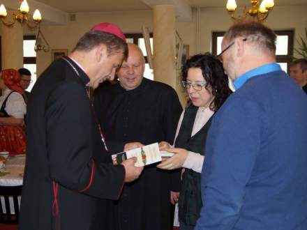 Choinka ze Strumienia przed kurią!