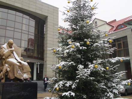 Choinka ze Strumienia przed kurią!