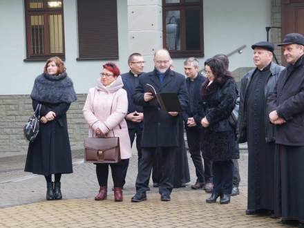 Choinka ze Strumienia przed kurią!