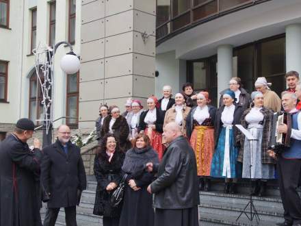 Choinka ze Strumienia przed kurią!