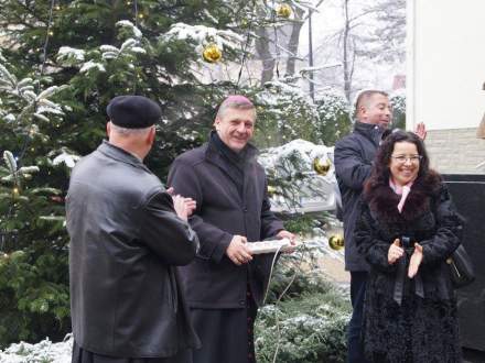 Choinka ze Strumienia przed kurią!