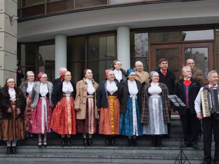 Choinka ze Strumienia przed kurią!