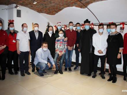 Wernisaż wystawy „Dobrze podarować sztukę”- zdjęcie grupowe