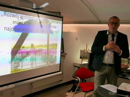Wykład historyczny Wojciecha Kiełkowskiego w Galerii Pod Ratuszem