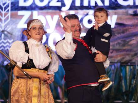 Gospodarze dożynek Wiesława i Jan Kuś