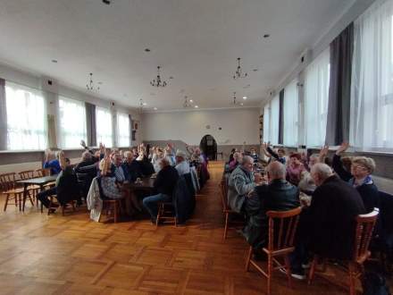 Seniorzy biorący udział w zebraniu