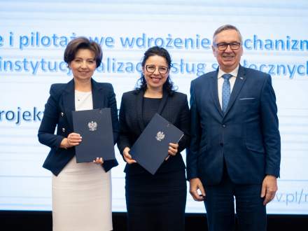Podpisanie umowy o powierzenie grantu "Krok ku samodzielności w Strumieniu" na zdjęciu od lewej: Minister Rodziny i Polityki Społecznej Marlena Maląg, Burmistrz Strumienia Anna Grygierek, Wiceminister Rodziny i Polityki Społecznej Stanisław Szwed