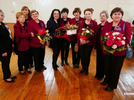 Burmistrz Strumienia Anna Grygierek z chórzystkami