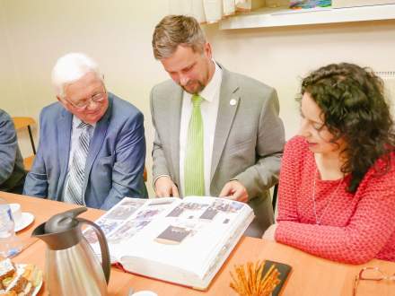 Przedstawiciele Zarządu Głównego i Burmistrz Strumienia oglądają kronikę drogomyskiego koła