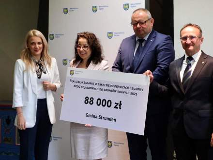 Odebranie czeku przez Burmistrz Strumienia Annę Grygierek