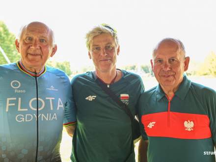 Rajd Rowerem Po Zdrowie w gminie Strumień dawni mistrzowie kolarscy. Na zdjęciu m.in. Mieczysław Nowicki i Tadeusz Mytnik dawni mistrzowie kolarscy