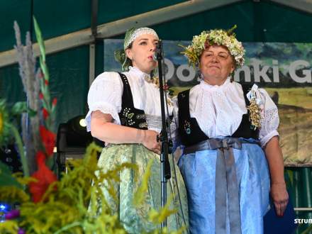 Powitanie gości od lewej Burmistrz Strumienia Anna Grygierek, Sołtys Bąkowa Barbara Maślanka