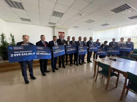 Grupowe zdjęcie z konferencji z czekami