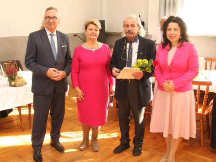 od lewej: Wiceminister Rodziny i Polityki Społecznej Stanisław Szwed, Prezes Zarządu Wojewódzkiego PKPS Irena Radomska, Prezes Stanisław Lapczyk, Burmistrz Strumienia Anna Grygierek