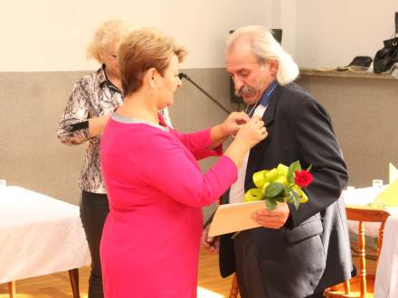 Prezes Zarządu Wojewódzkiego PKPS Irena Radomska odznacza Prezesa Stanisława Lapczyka odznaką "Zasłużony Działacz PKPS"