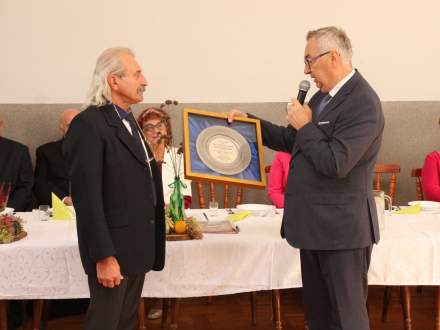 Wiceminister Rodziny i Polityki Społecznej Stanisław Szwed wręcza Prezesowi Stanisławowi Lapczykowi pamiątkę jubileuszu 65-lecia PKPS