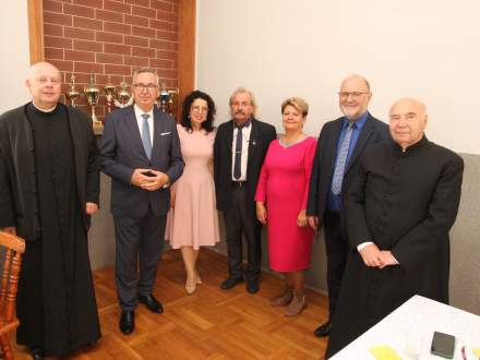 Goście zaproszeni na uroczystości jubileuszowe, od lewej: Probosz Ks. Jacek Kobiałka, Wiceminister Rodziny i Polityki Społecznej Stanisław Szwed, Burmistrz Strumienia Anna Grygierek, Prezes Oddziału Miejsko-Gminnego PKPS Stanisław Lapczyk, Prezes Zarządu 