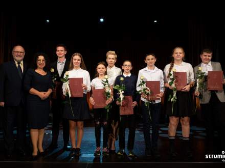 Uczniowie z SP w Drogomyślu wyróżnieni w tegorocznej edycji gminnego programu wspierania edukacji uzdolnionych dzieci i młodzieży