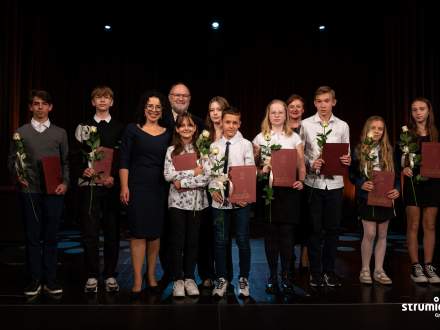 Uczniowie z SP w Bąkowie wyróżnieni w tegorocznej edycji gminnego programu wspierania edukacji uzdolnionych dzieci i młodzieży