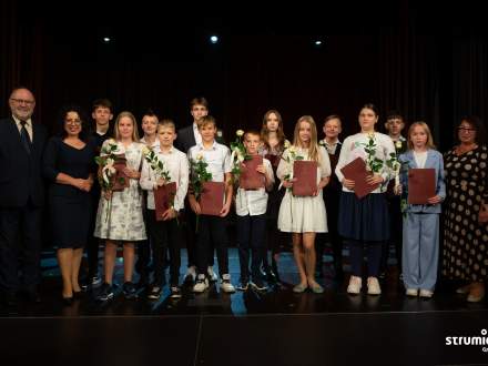 Uczniowie z SP w Strumieniu wyróżnieni w tegorocznej edycji gminnego programu wspierania edukacji uzdolnionych dzieci i młodzieży