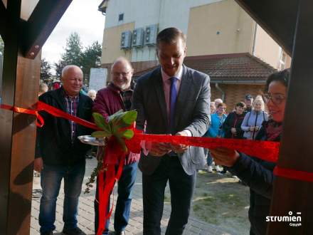 Przecięcie symbolicznej wstęgi, od lewej Sołtys Leszek Czakon, Przewodniczący Rady Miejskiej Czesław Greń, Zastępca Dyrektora Departamentu Terenów Wiejskich Urzędu Marszałkowskiego w Katowicach Robert Karpeta, Burmistrz Strumienia Anna Grygierek