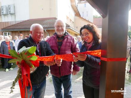 Przecięcie wstęgi, od lewej sołtys Leszek Czakon, Przewodniczący Rady Miejskiej Czesław Greń, Burmistrz Strumienia Anna Grygierek