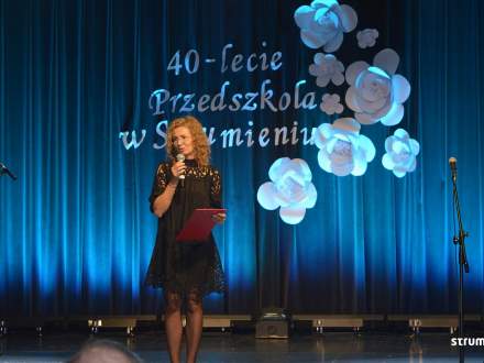 Obchody jubileuszu 40-lecia Przedszkola Publicznego w Strumieniu - przemawia dyrektor przedszkola Beata Szczypka