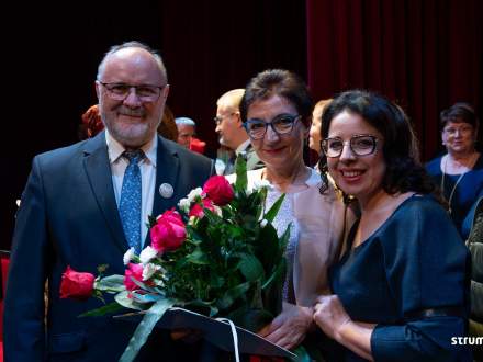 Od lewej Przewodniczący Rady Miejskiej Czesław Greń, uhonorowana laurem Srebrnej Cieszynianki Grażyna Gądek, Burmistrz Strumienia Anna Grygierek