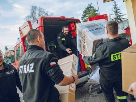 Strażacy pakują dary dla rodzin
