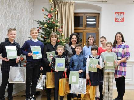 Zdjęcie grupowe laureatów z Burmistrz Strumienia Anną Grygierek i Agnieszką Korzeniwską zastępcą dyrektora emgoku