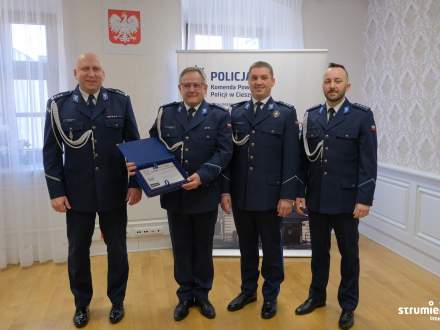 od lewej Komendant Powiatowy Policji w Cieszynie insp. Jacek Stelmach, były Komendant Komisariatu Policji w Strumieniu asp. sztabowy Leszek Krzywda, obecny Komendant komisarz Adam Łosiński, Zastępca Komendanta asp. sztabowy Jakub Sokoliński