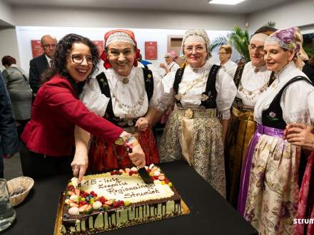 Burmistrz Strumienia Anna Grygierek i Józefa Greń - kierowniczka Zespołu Regionalnego Strumień kroją tort