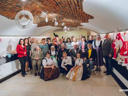 Wernisaż wystawy "Twórcze ręce Bąkowian" - zdjęcie grupowe