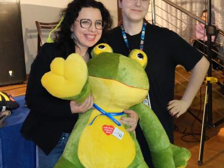 Burmistrz Strumienia Anna Grygierek z pluszową żabą przeznaczoną na licytację