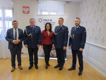 od lewej Wójt Gminy Chybie Janusz Żydek, były Komendant asp. sztabowy Leszek Krzywda, Burmistrz Strumienia Anna Grygierek, obecny Komendant komisarz Adam Łosiński, Zastępca Komendanta aspirant sztabowy Jakub Sokoliński