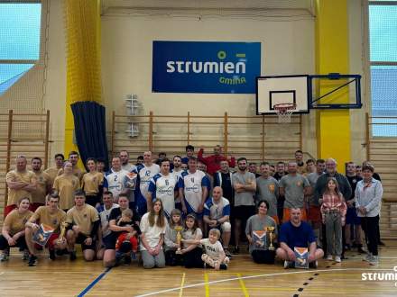 XVI Miejsko-Gminny Turniej Piłki Siatkowej drużyn OSP Gminy Strumień - zdjęcie grupowe